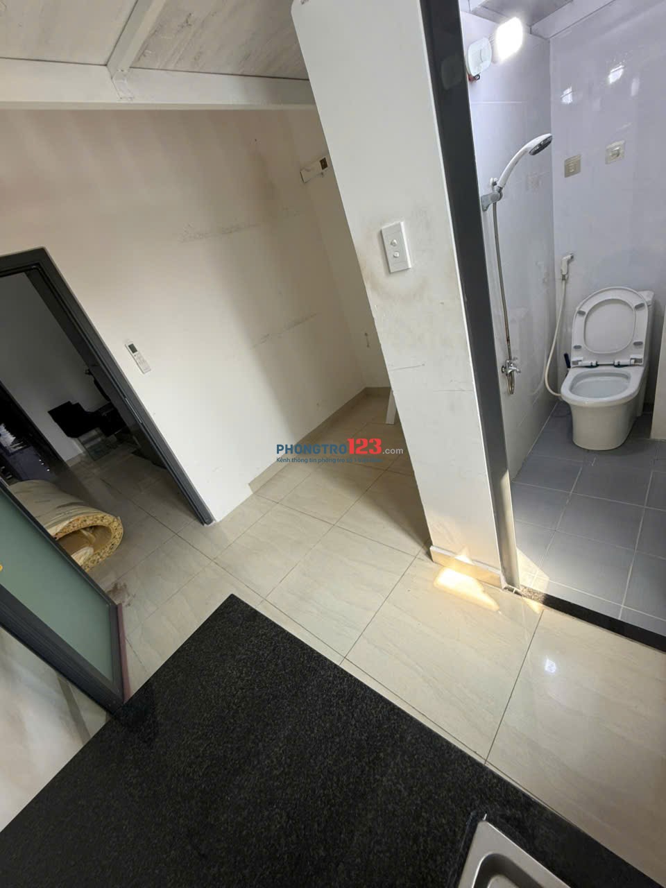 Phòng máy lạnh có gác trống sẵn. Đường Xóm Chiếu Quận 4