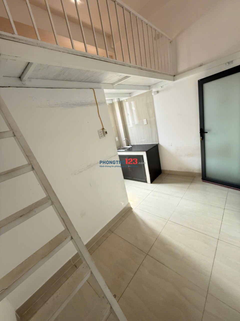 Phòng máy lạnh có gác trống sẵn. Đường Xóm Chiếu Quận 4