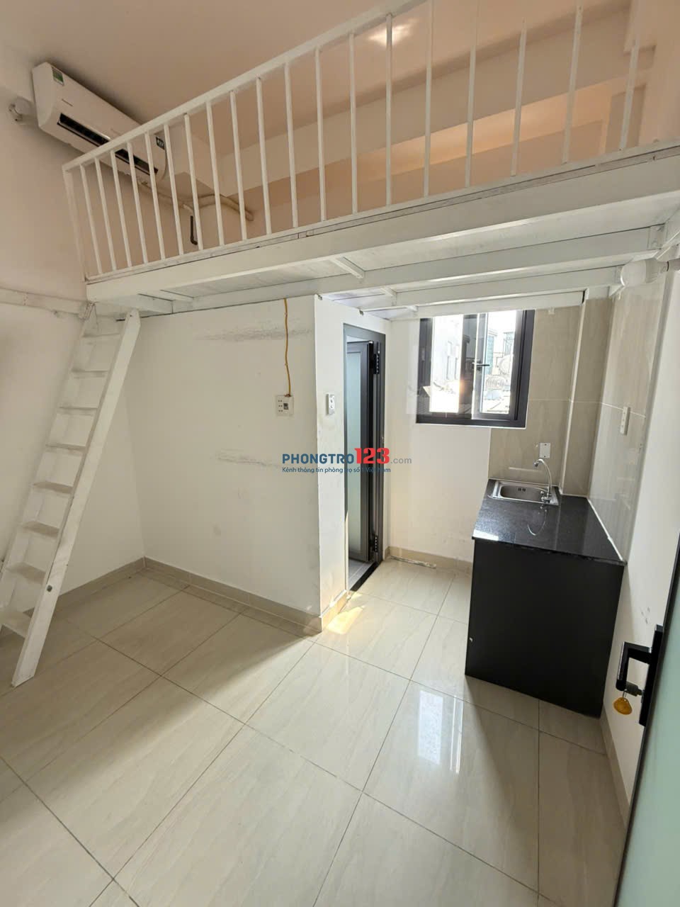 Phòng máy lạnh có gác trống sẵn. Đường Xóm Chiếu Quận 4