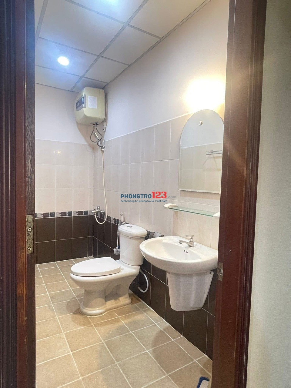 Chung cư 590 CMT8, Quận 3: 100m2, 3p ngủ, 14triệu, ban công