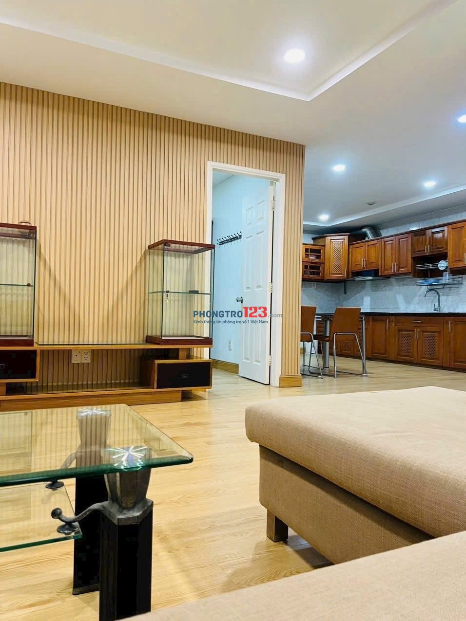 Chung cư 590 CMT8, Quận 3: 100m2, 3p ngủ, 14triệu, ban công