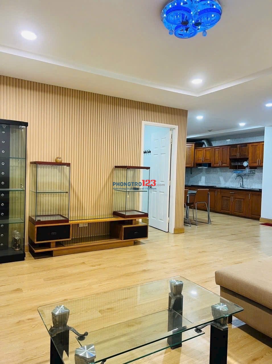 Chung cư 590 CMT8, Quận 3: 100m2, 3p ngủ, 14triệu, ban công