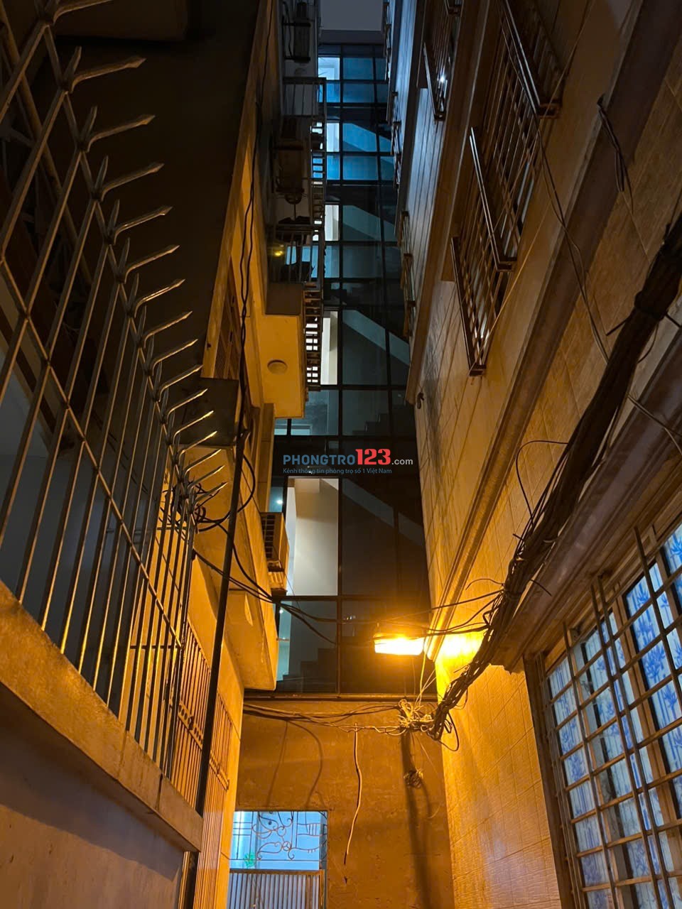 Cho thuê căn hộ gia đình ở, đầu tư mới 100%, cách mặt phố Hoàng Cầu 50m, dt 60m2