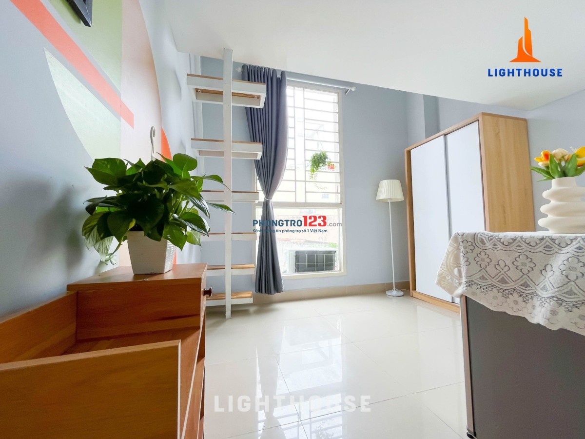 phòng có gác có nội thất cửa sổ lớn ngay ĐH Văn Lang