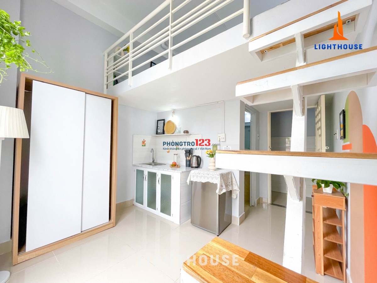 phòng có gác có nội thất cửa sổ lớn ngay ĐH Văn Lang