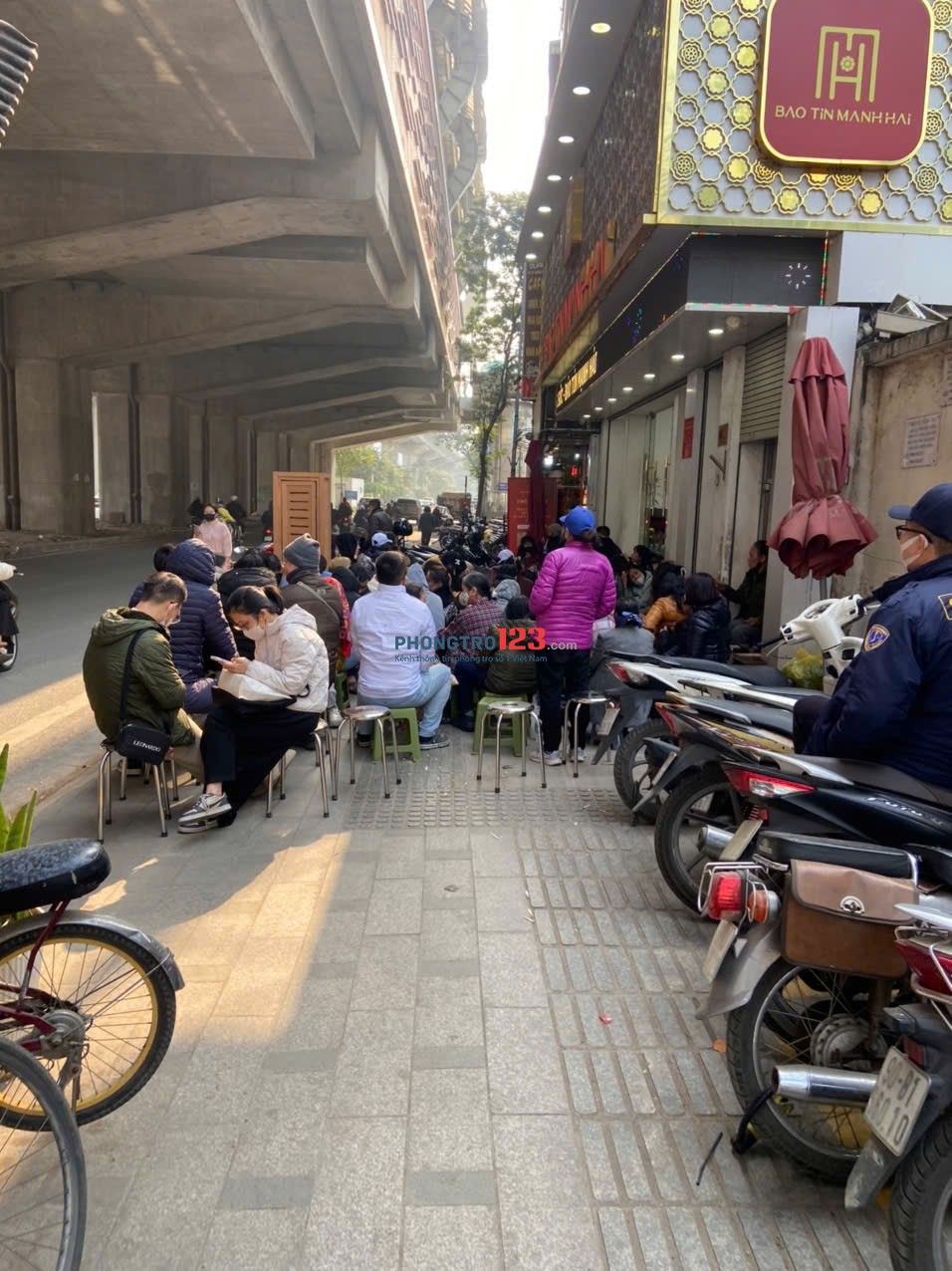 Cho thuê căn hộ gia đình ở, đầu tư mới 100%, cách mặt phố Hoàng Cầu 50m, dt 60m2