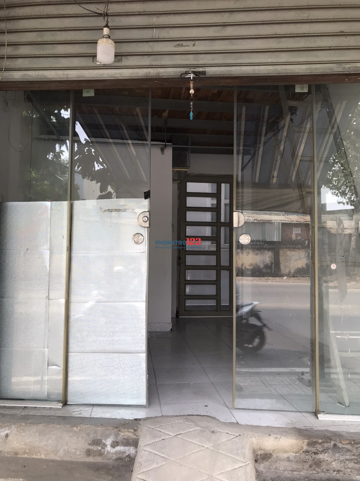 Cho thuê phòng 15m2 mặt tiền đường Tân Sơn, Tân Bình