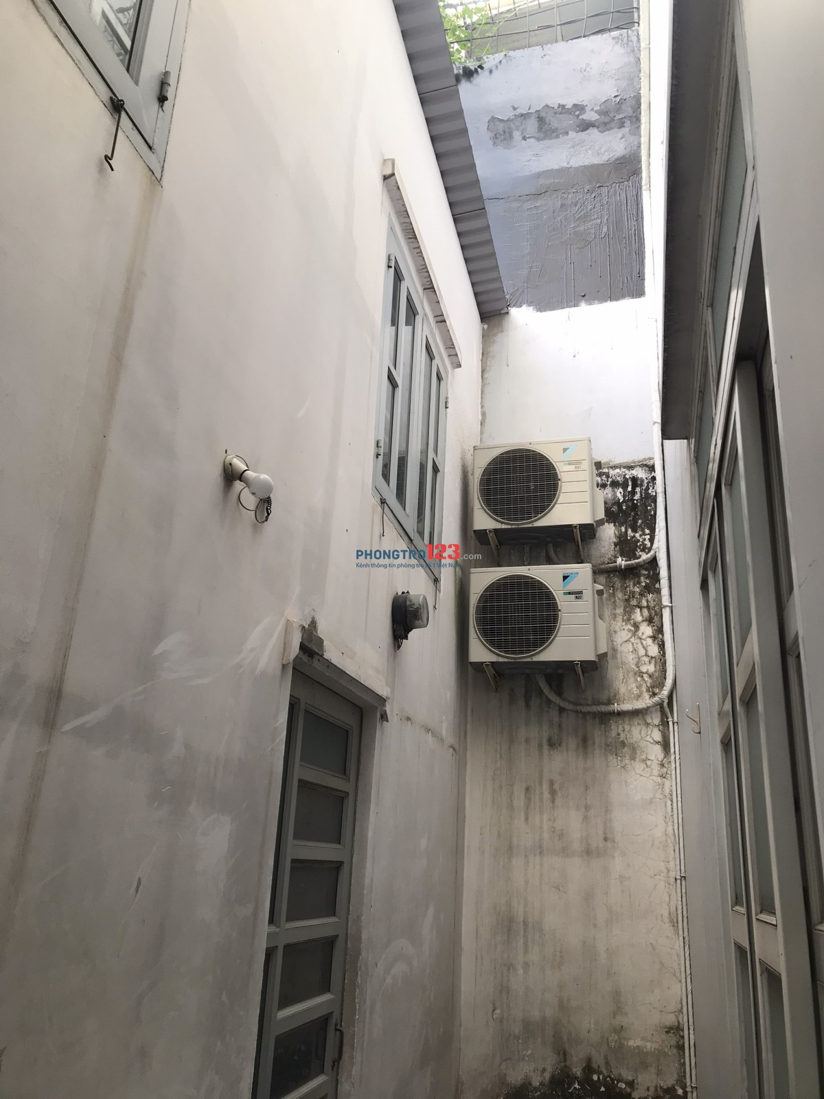 Cho thuê phòng 15m2 mặt tiền đường Tân Sơn, Tân Bình