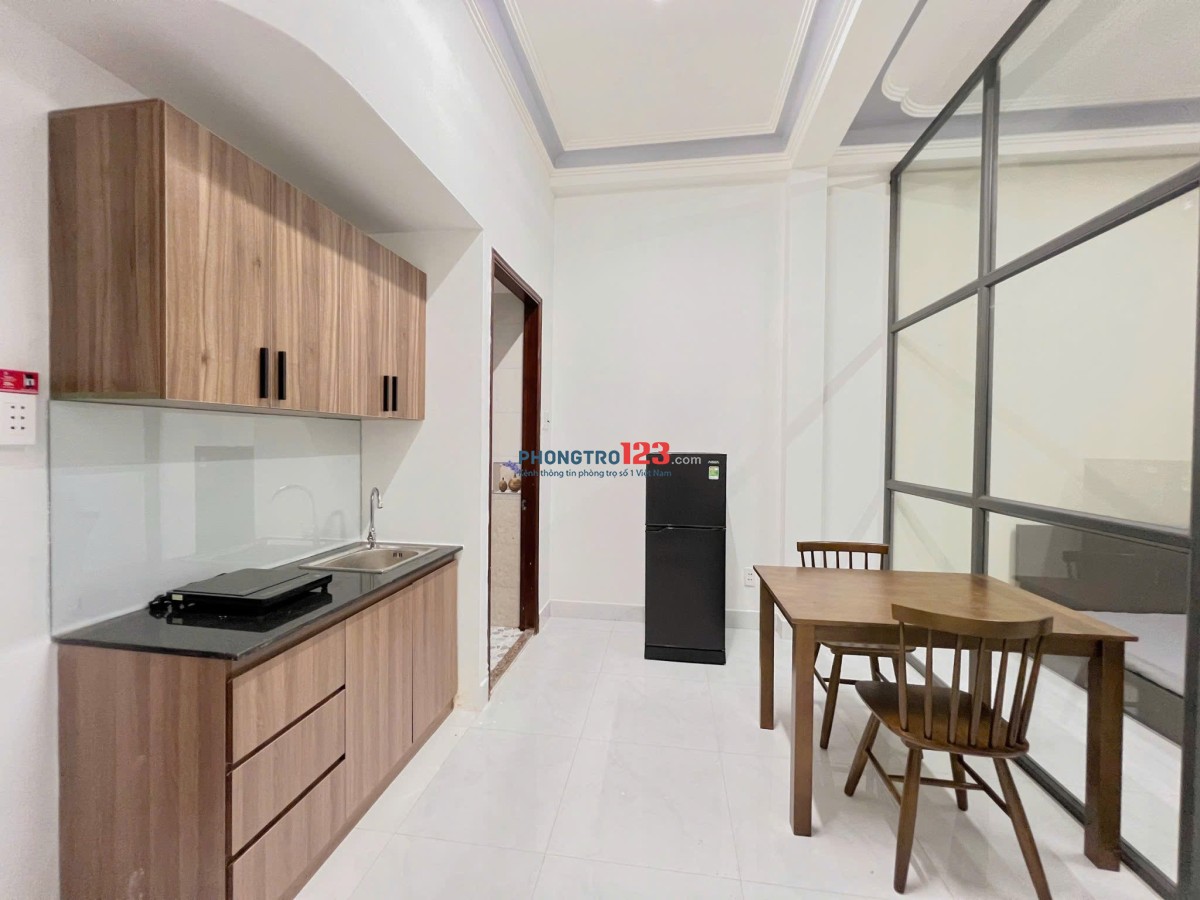  Studio hiện đại có vách kính, cửa sổ lớn – Full nội thất