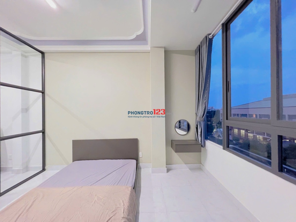  Studio hiện đại có vách kính, cửa sổ lớn – Full nội thất