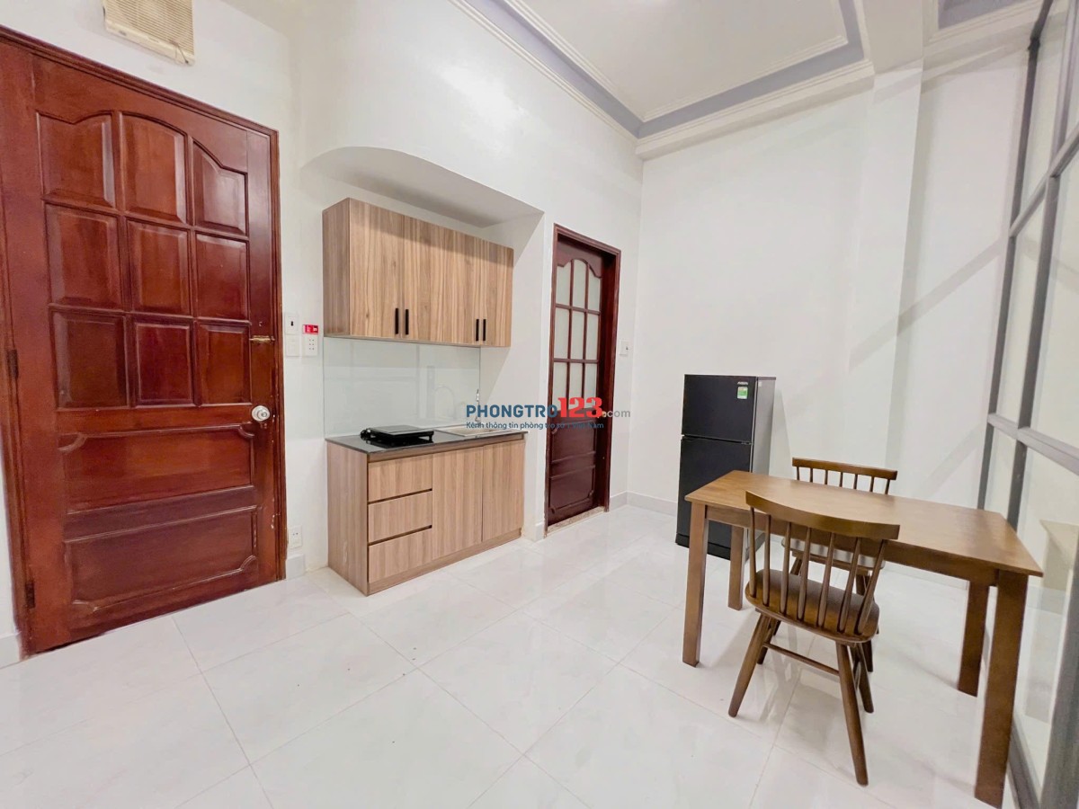  Studio hiện đại có vách kính, cửa sổ lớn – Full nội thất