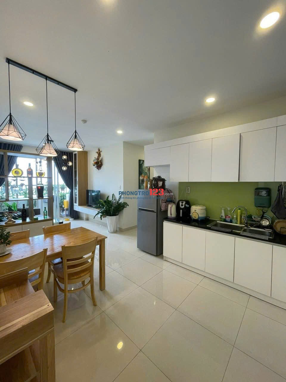 13tr5/tháng, C/c Screc, 90m2, 2PN, 2WC, Căn góc, ngay Trường Sa, Quận 3.