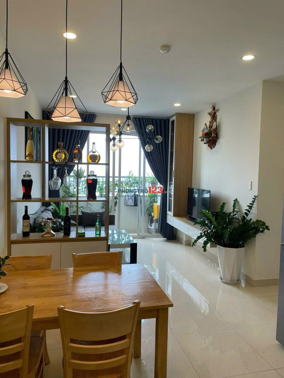 13tr5/tháng, C/c Screc, 90m2, 2PN, 2WC, Căn góc, ngay Trường Sa, Quận 3.