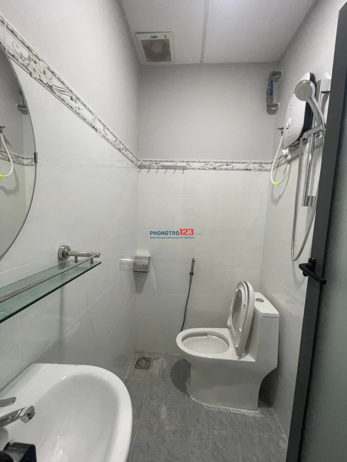 Phòng 4 bạn, ktx cao cấp ngay TÀI CHÍNH MKT, ĐH SPKT, HUTECH, FPT, KHU CNC chỉ 1,3Tr Toilet riêng