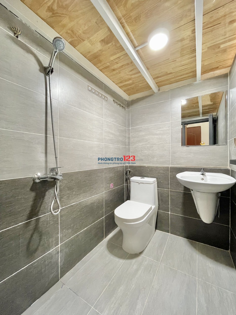 PHÒNG CÓ GÁC SẠCH SẼ GẦN CÔNG VIÊN GIA ĐỊNH - SÂN BAY