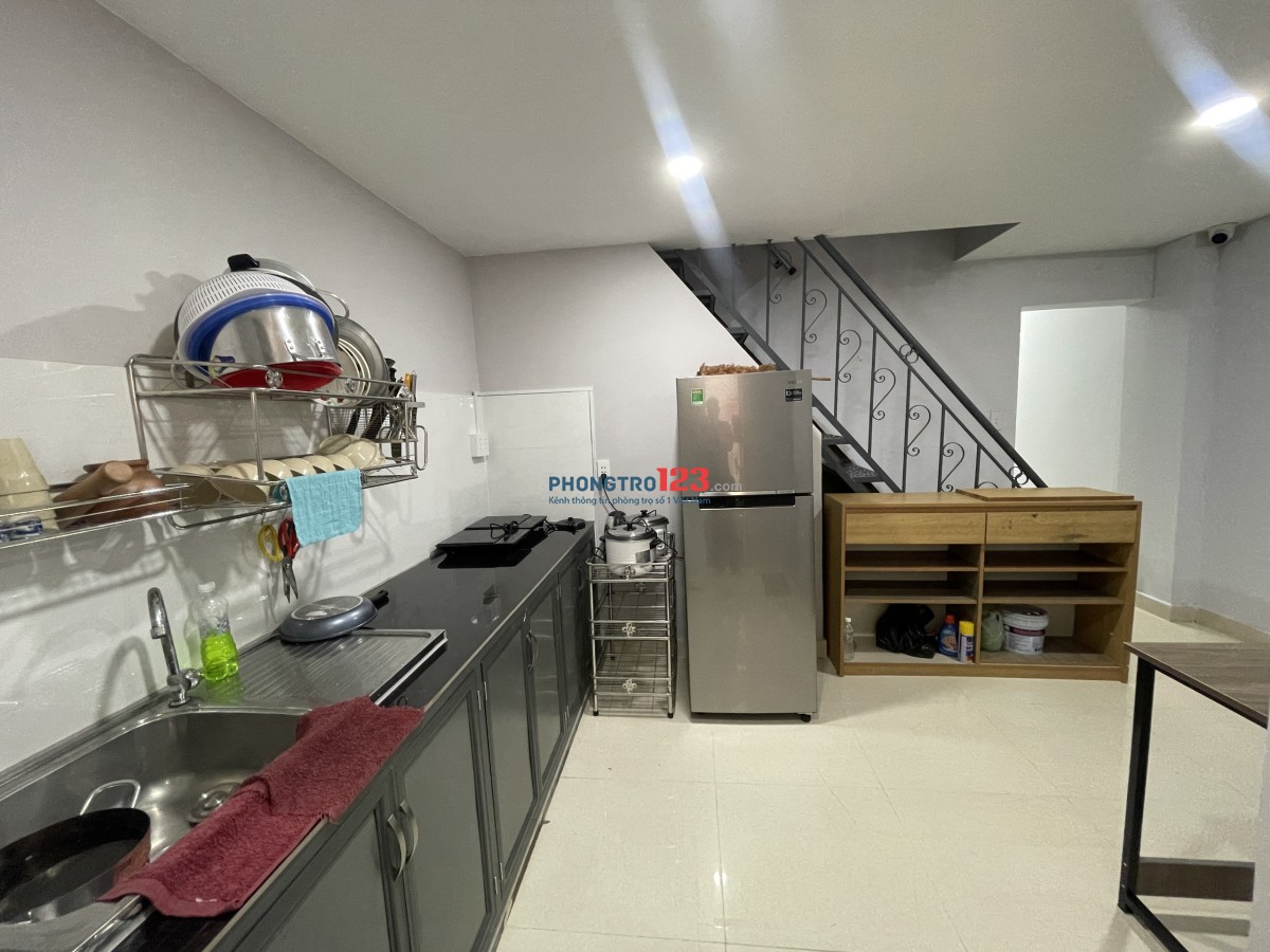 Phòng 4 bạn, ktx cao cấp ngay TÀI CHÍNH MKT, ĐH SPKT, HUTECH, FPT, KHU CNC chỉ 1,3Tr Toilet riêng