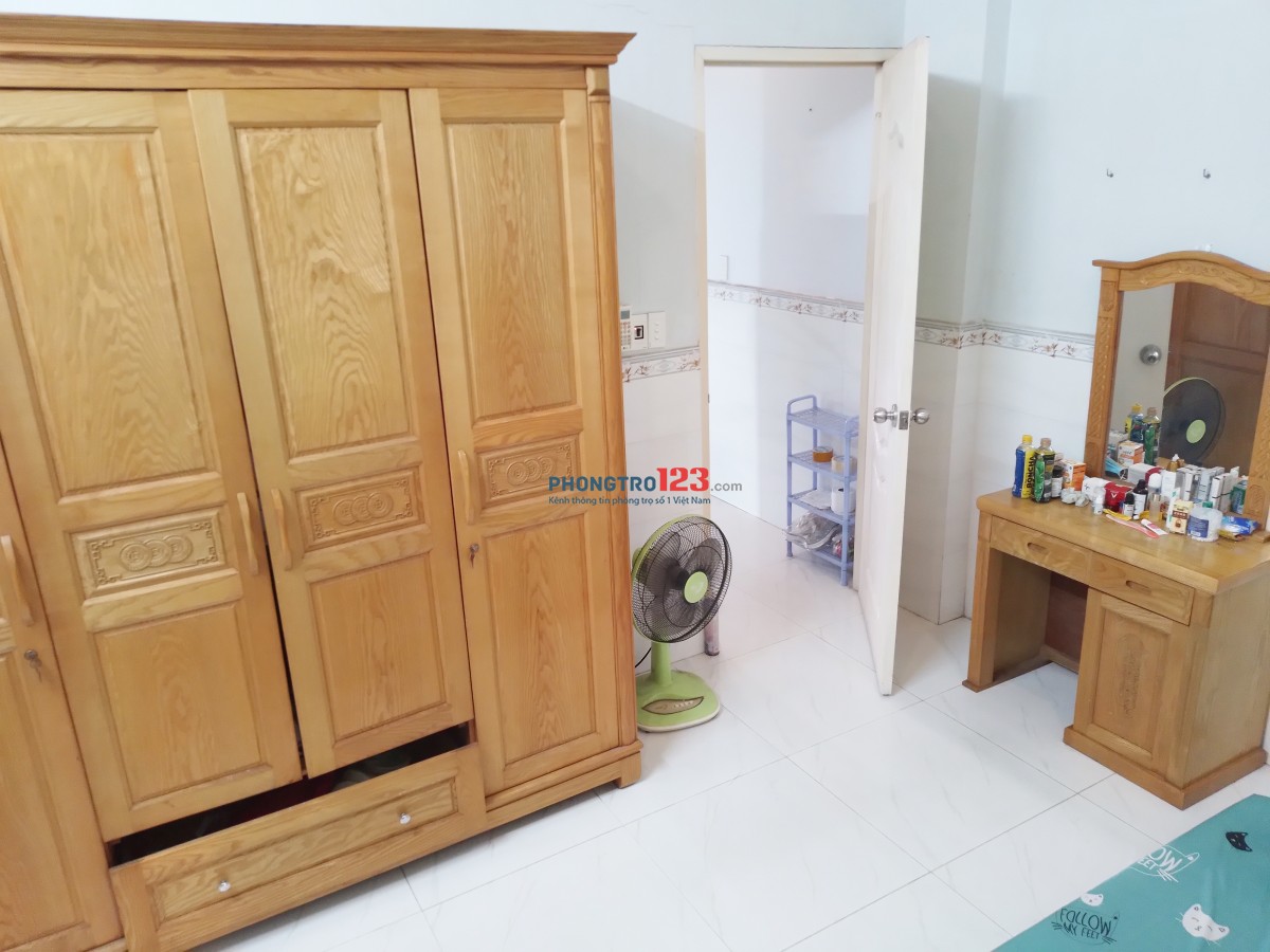 Nhà 1 trệt 1 lầu full nội thất 96m2 2PN hẻm 766 QL13 gần ngã tư Bình Phước, Thủ Đức