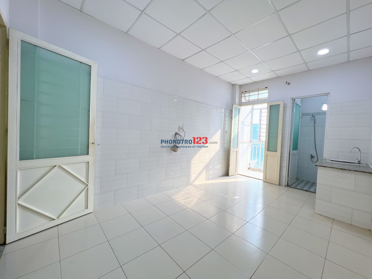 VÀO Ở MIỄN PHÍ THÁNG 2 - Trọ ban công thoáng mát, máy giặt chung sau HUB, SPKT 4p đi xe