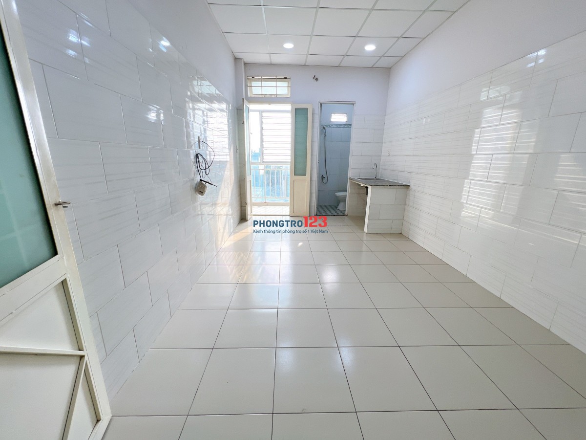 VÀO Ở MIỄN PHÍ THÁNG 2 - Trọ ban công thoáng mát, máy giặt chung sau HUB, SPKT 4p đi xe