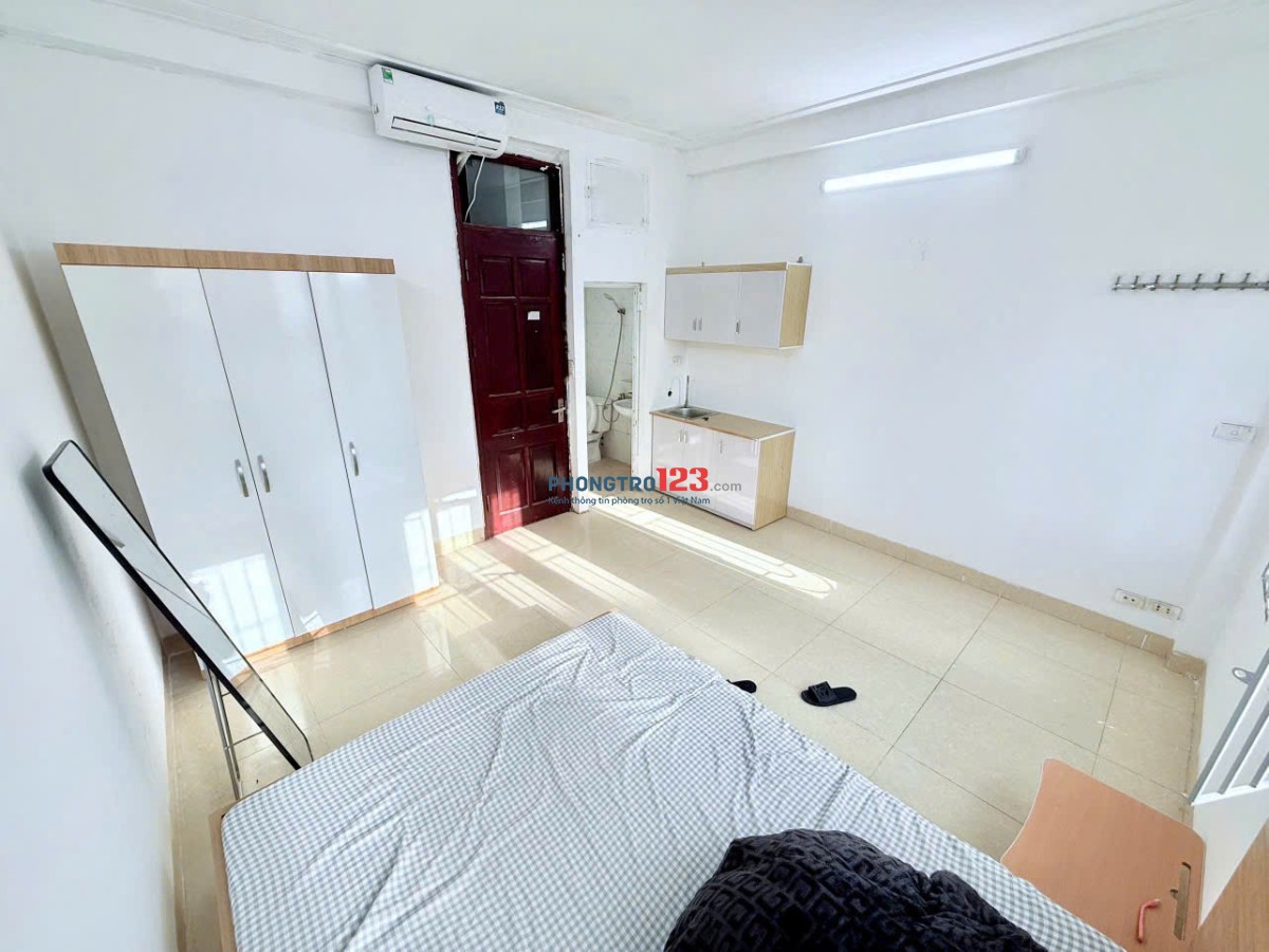 Cho thuê phòng có cửa sổ lớn, view mặt hồ