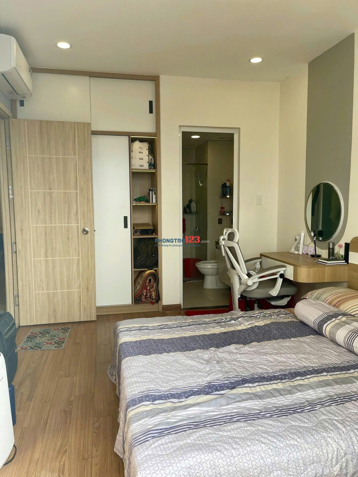 Chung cư 10A Trần Nhật Duật, Q1: 2PN, 2WC, full nội thất, 11tr5/th, ban công