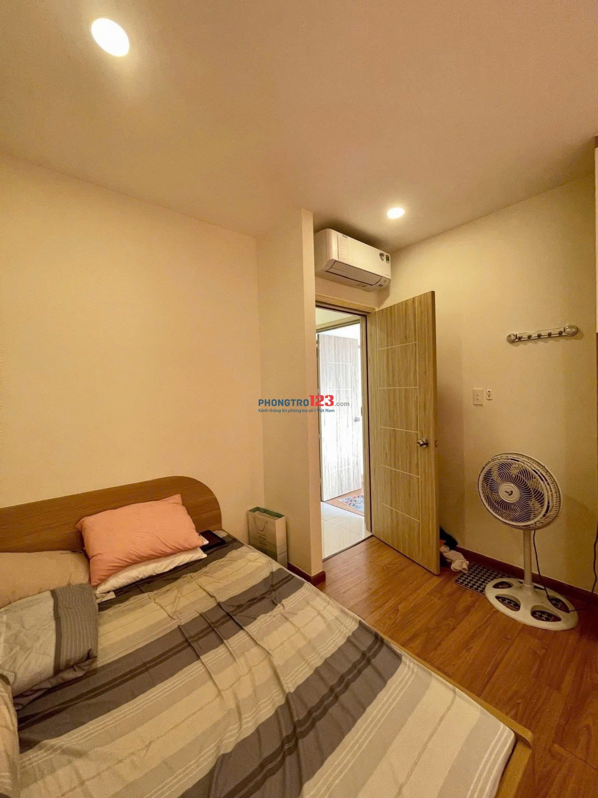 Chung cư 10A Trần Nhật Duật, Q1: 2PN, 2WC, full nội thất, 11tr5/th, ban công