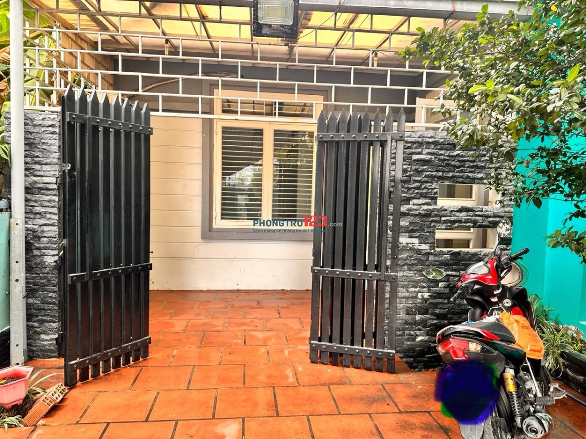 Nhà trống, chính chủ cho thuê, khu vực an ninh, yên tĩnh. Sân đậu xe ôtô