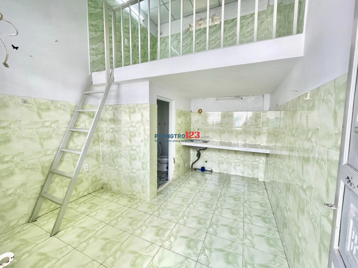 Gác cao, view ban công thoáng mát cách Học viện Bưu chính chỉ 750m, Hutech E, Lê Văn Việt