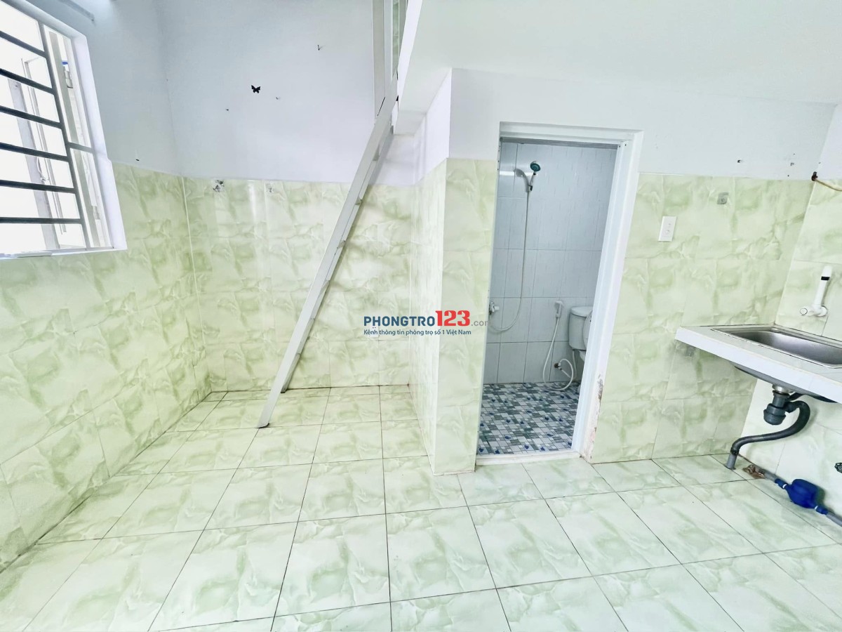 Gác cao, view ban công thoáng mát cách Học viện Bưu chính chỉ 750m, Hutech E, Lê Văn Việt