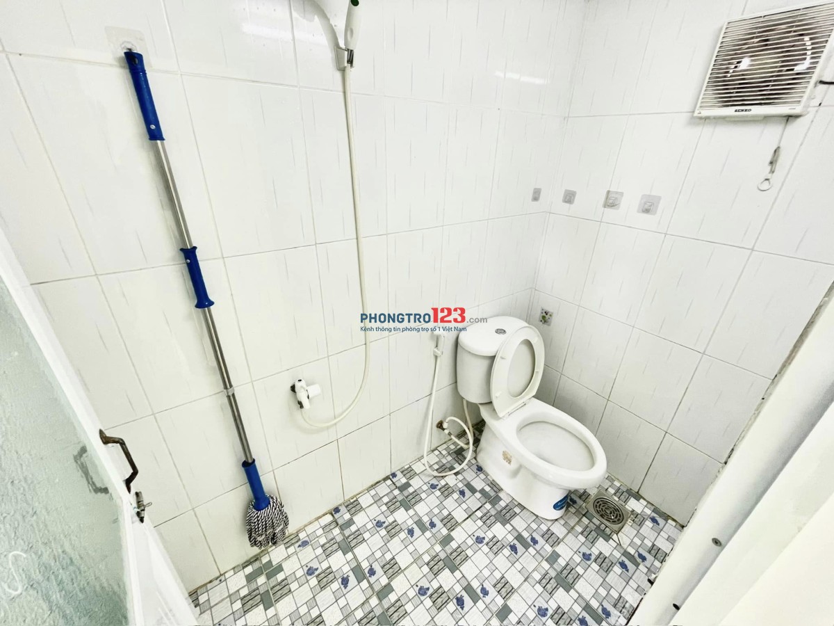 Gác cao, view ban công thoáng mát cách Học viện Bưu chính chỉ 750m, Hutech E, Lê Văn Việt