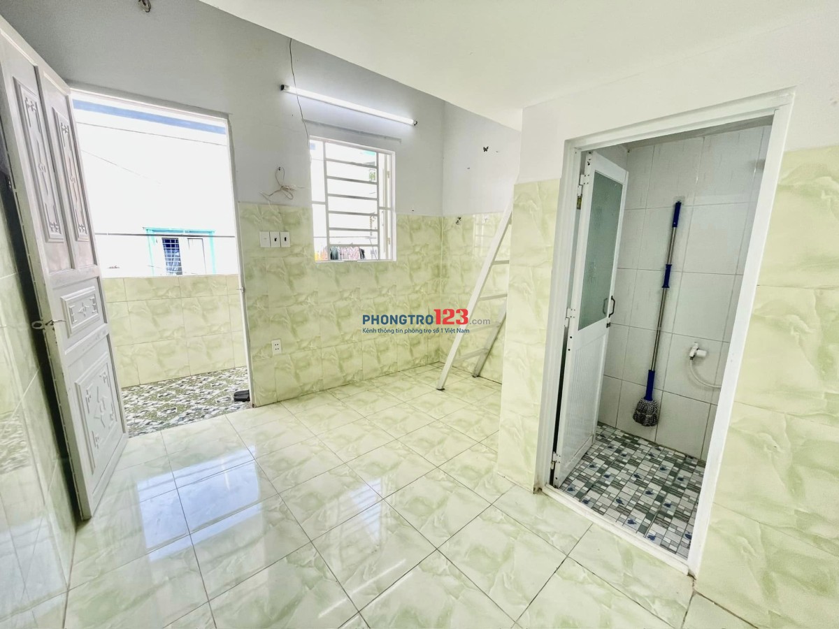 Gác cao, view ban công thoáng mát cách Học viện Bưu chính chỉ 750m, Hutech E, Lê Văn Việt