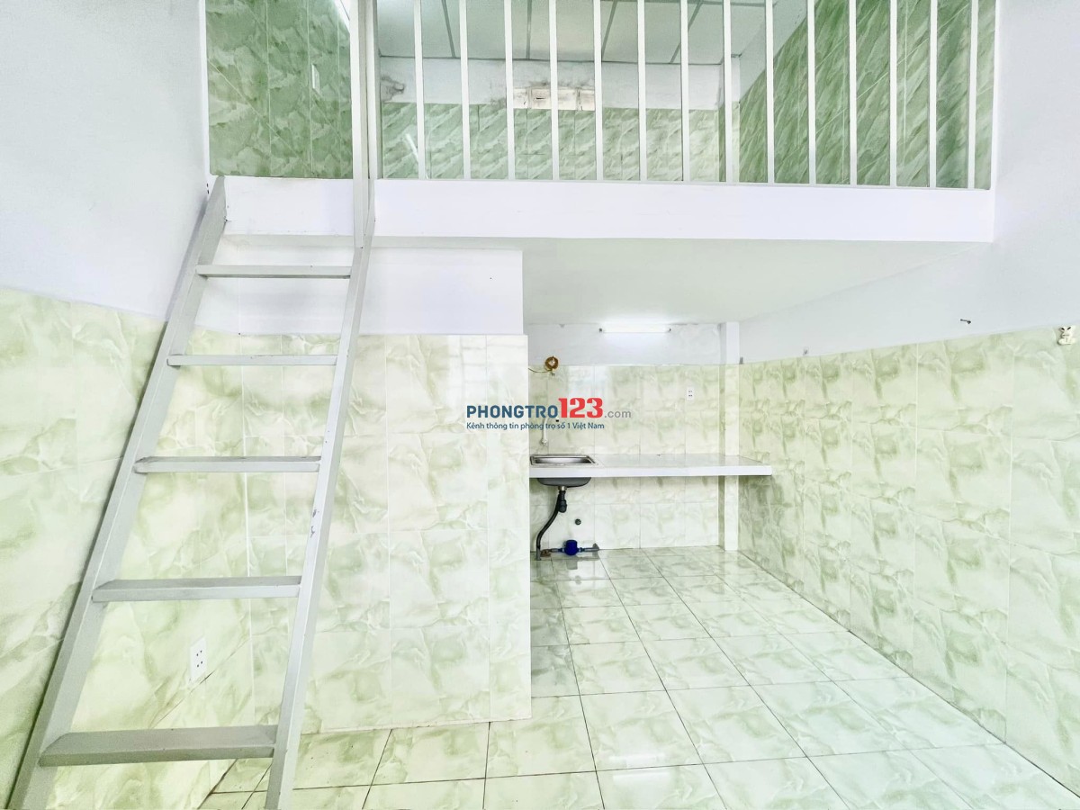 Gác cao, view ban công thoáng mát cách Học viện Bưu chính chỉ 750m, Hutech E, Lê Văn Việt