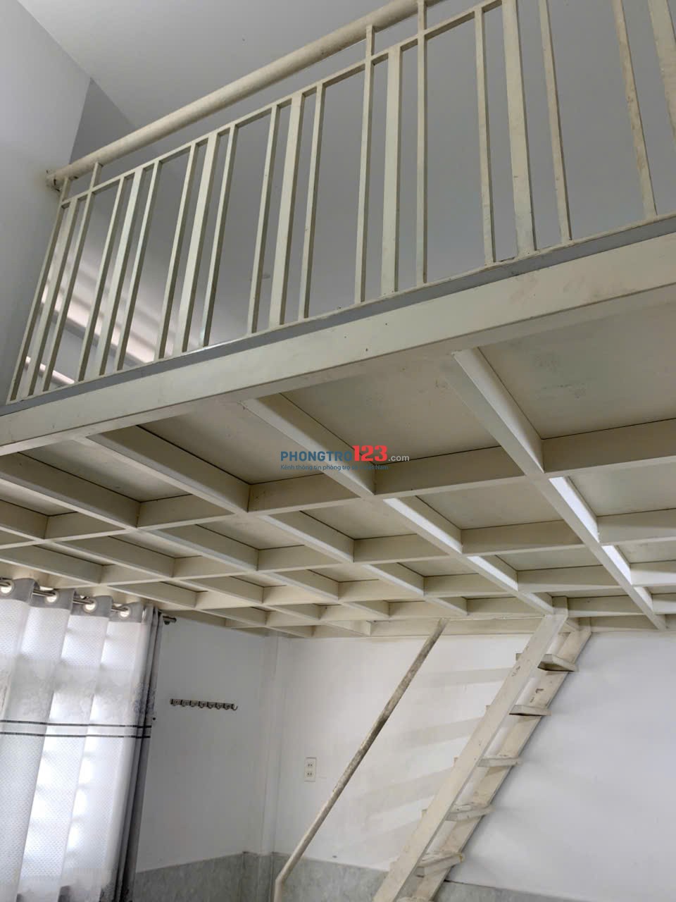 Cho thuê phòng 30m2, lầu 4, có gác, máy lạnh, bếp - Ngay khu văn phòng và các trường Đại học