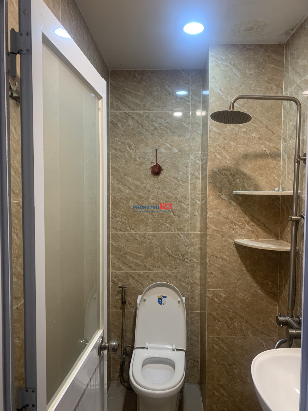 CHO THUÊ PHÒNG 21m2, LẦU 1, NỘI THẤT CƠ BẢN, CÓ THỂ DỌN SAU TẾT