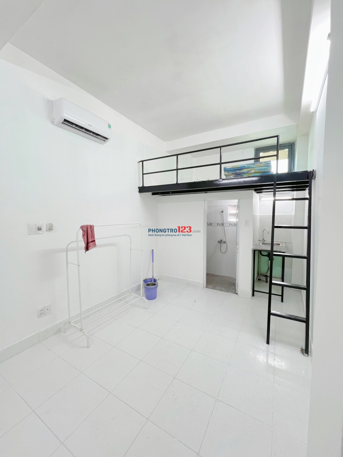 Phòng gác cửa sổ gần đại học Y Dược