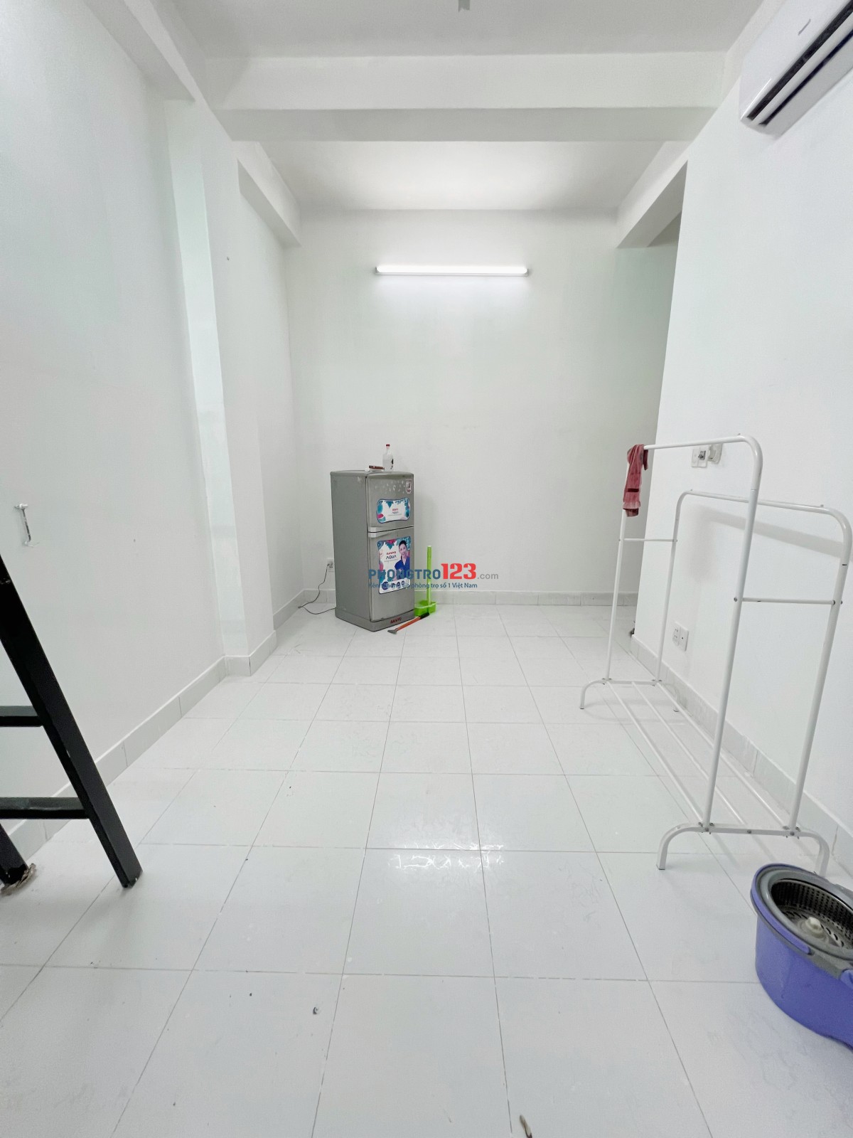 Phòng gác cửa sổ gần đại học Y Dược