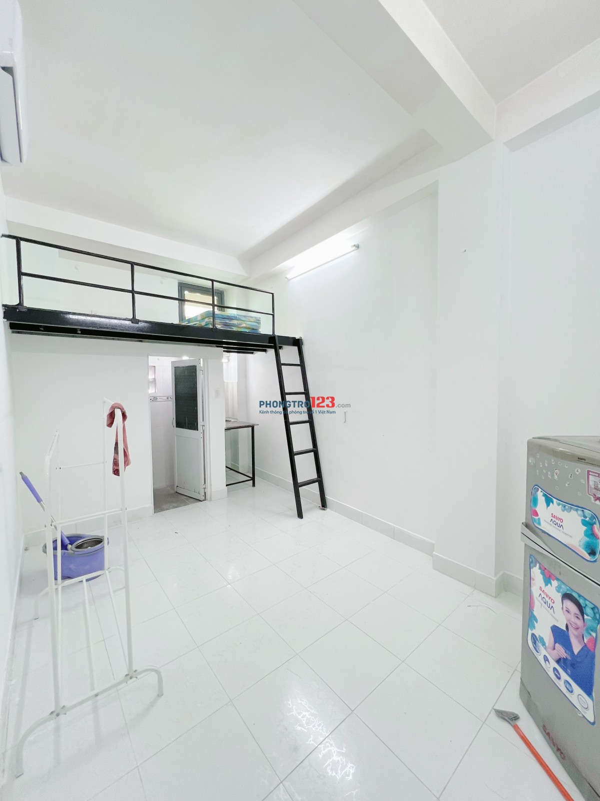 Phòng gác cửa sổ gần đại học Y Dược