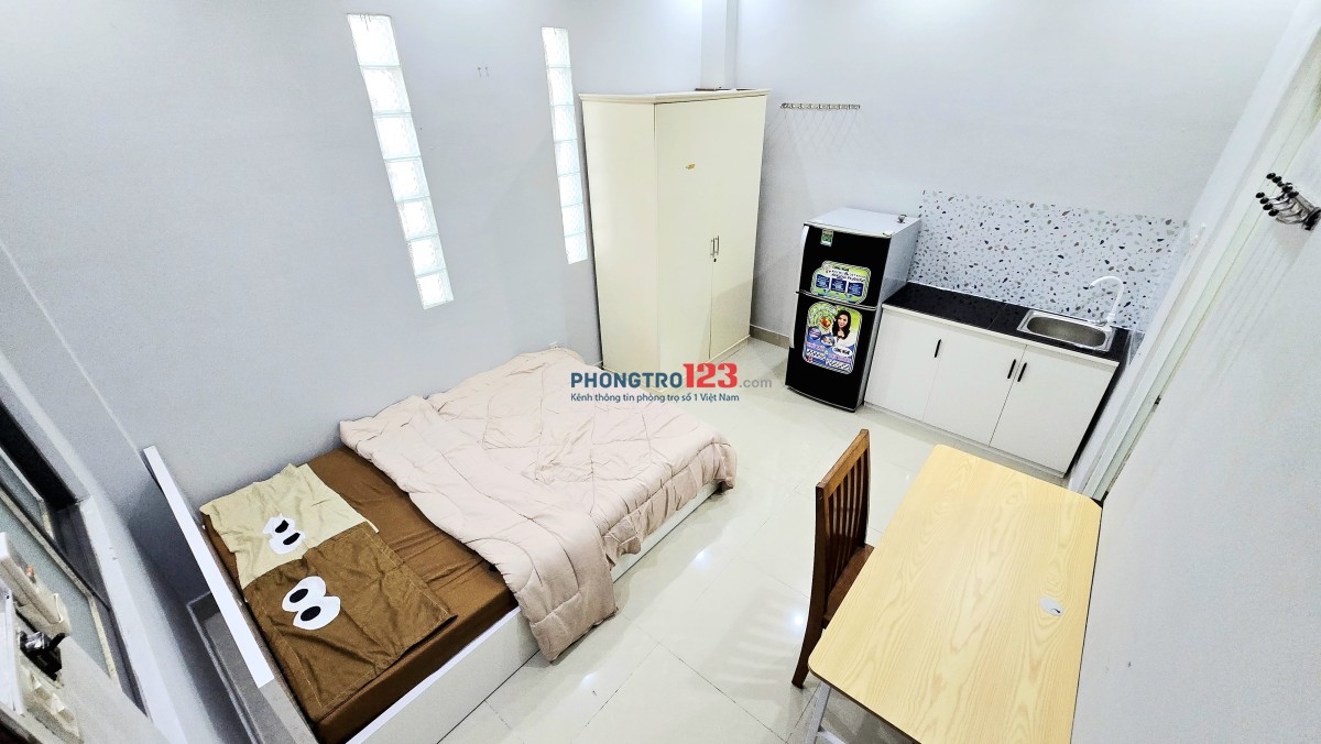 phòng full nội thất y như hình, cửa sổ to, sát Q1, ngay Hàng Xanh, Thị Nghè !