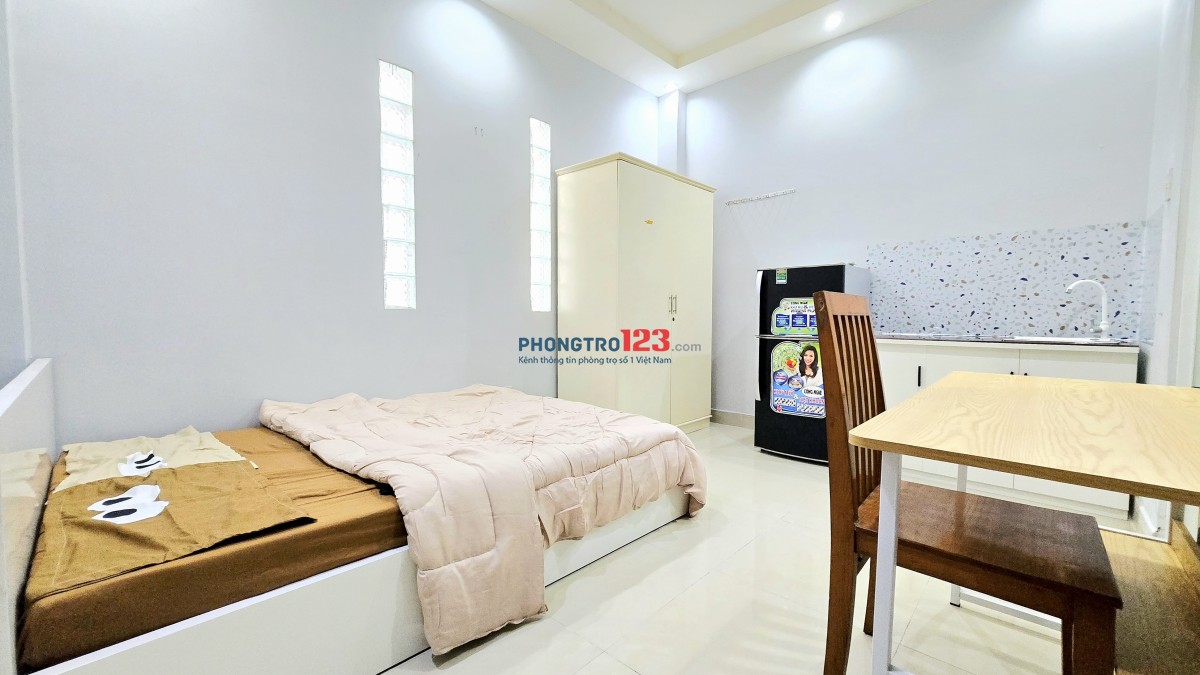 phòng full nội thất y như hình, cửa sổ to, sát Q1, ngay Hàng Xanh, Thị Nghè !