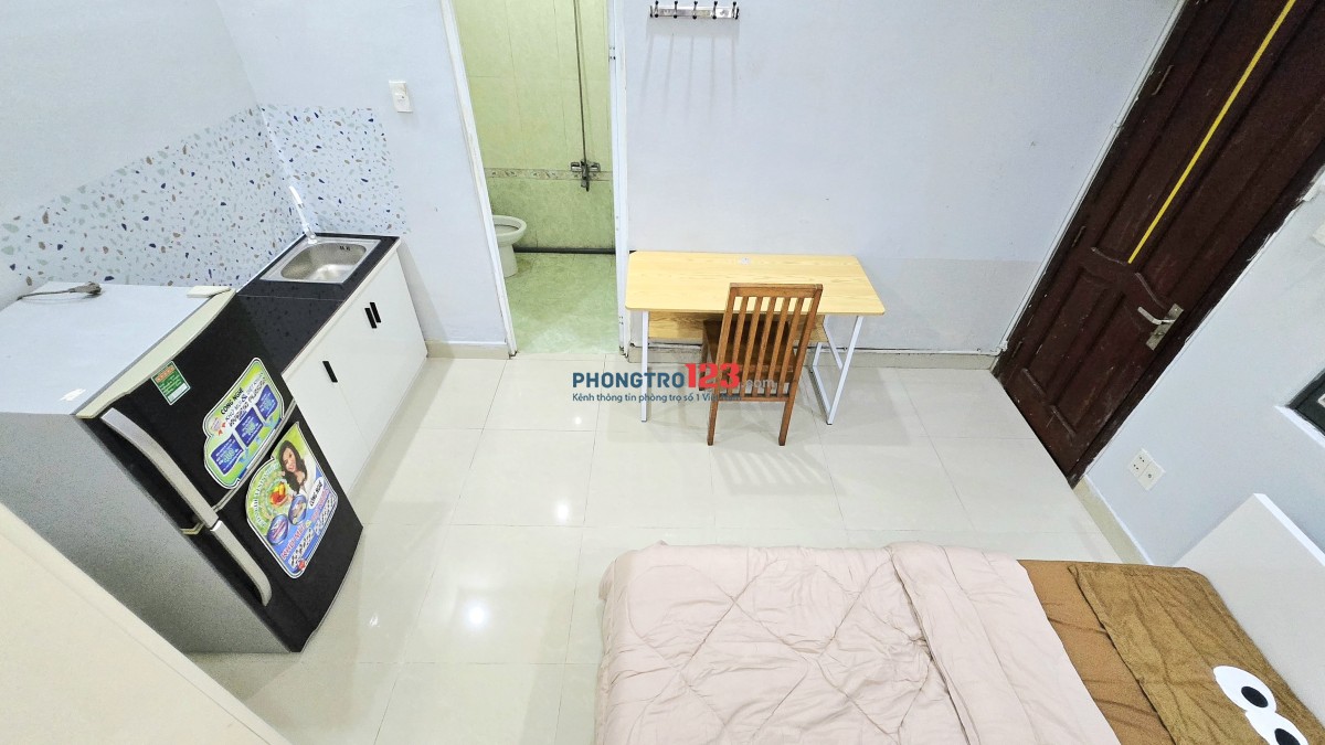 phòng full nội thất y như hình, cửa sổ to, sát Q1, ngay Hàng Xanh, Thị Nghè !