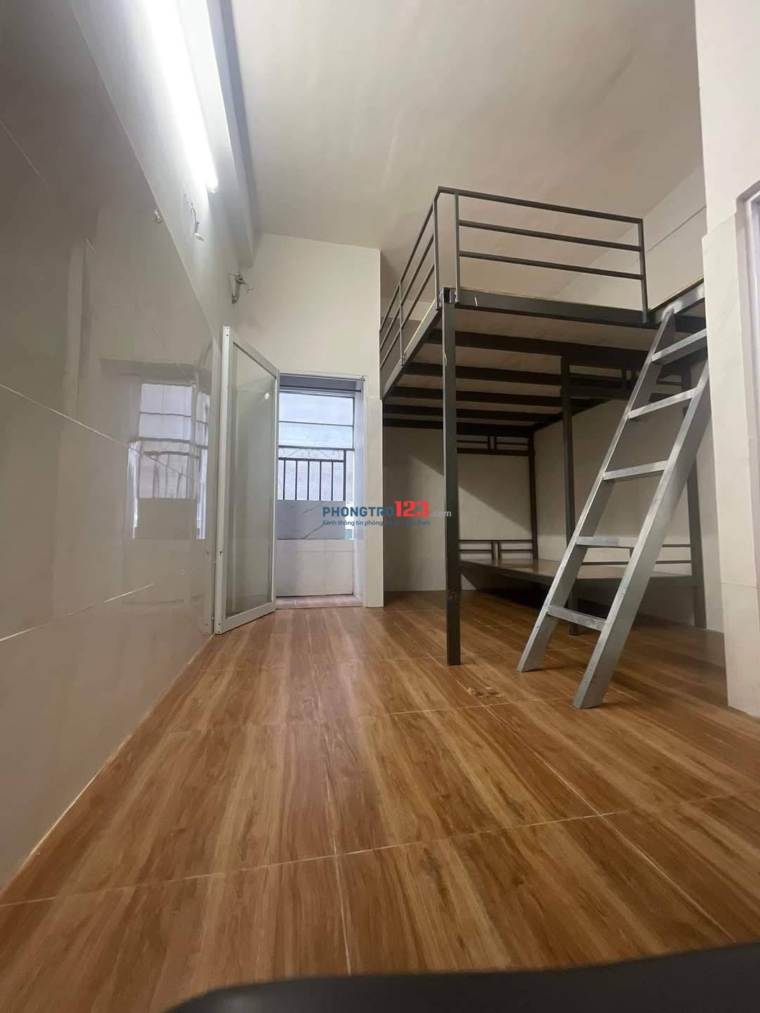 CHÍNH CHỦ CHO THUÊ PHÒNG BAN CÔNG THOÁNG SÁT ĐH NGUYỄN TẤT THÀNH ĐI BỘ