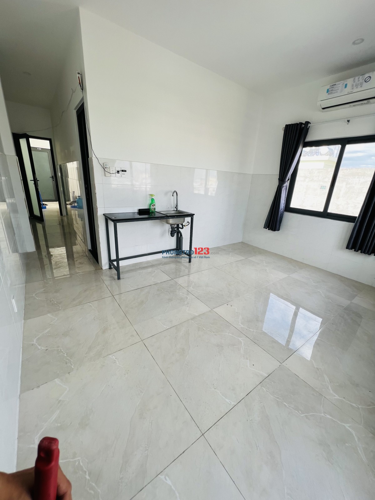 Phòng Ban Công, Máy lạnh . Gần Gigamall