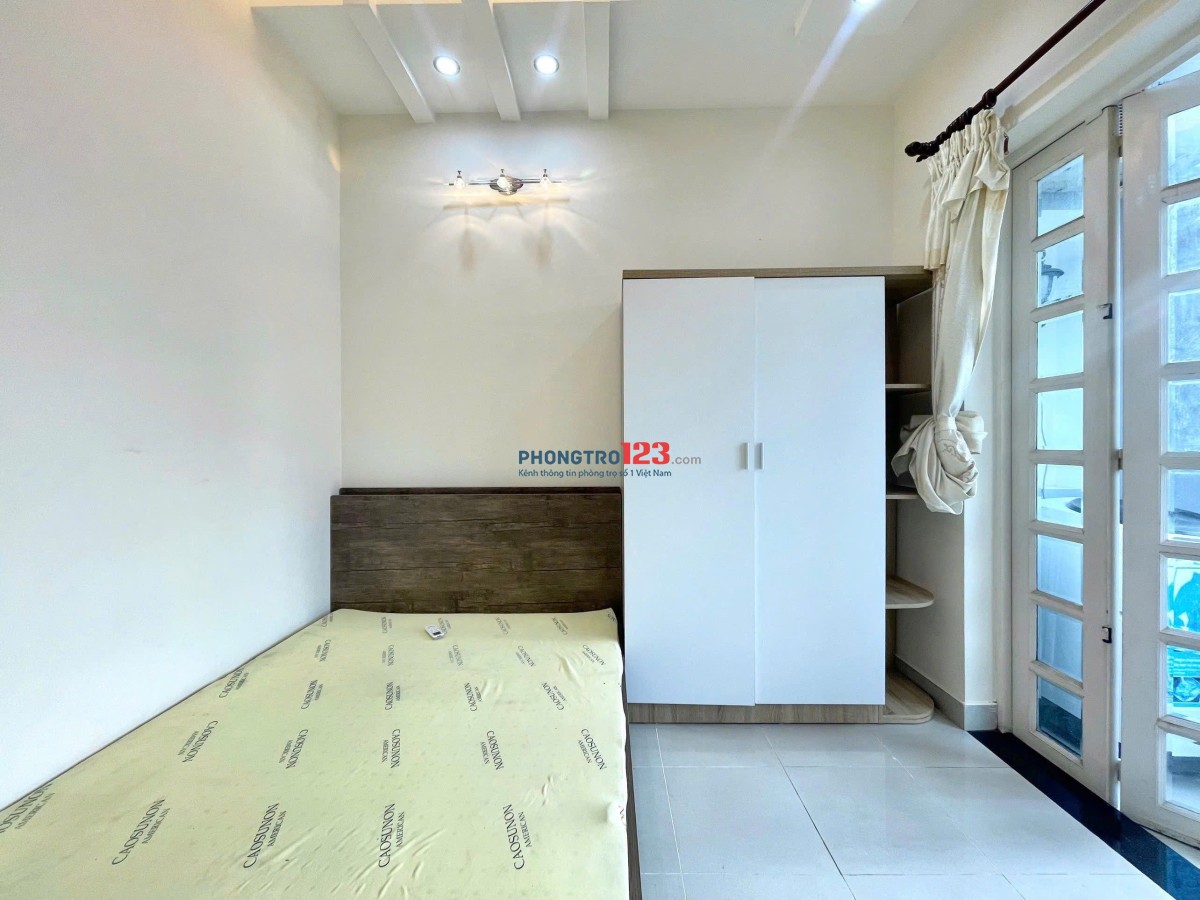 Phòng cho thuê Bình Thạnh ban công, tách bếp, có máy giặt riêng gần chợ Bà Chiểu, giáp Q1 giá 5.5tr