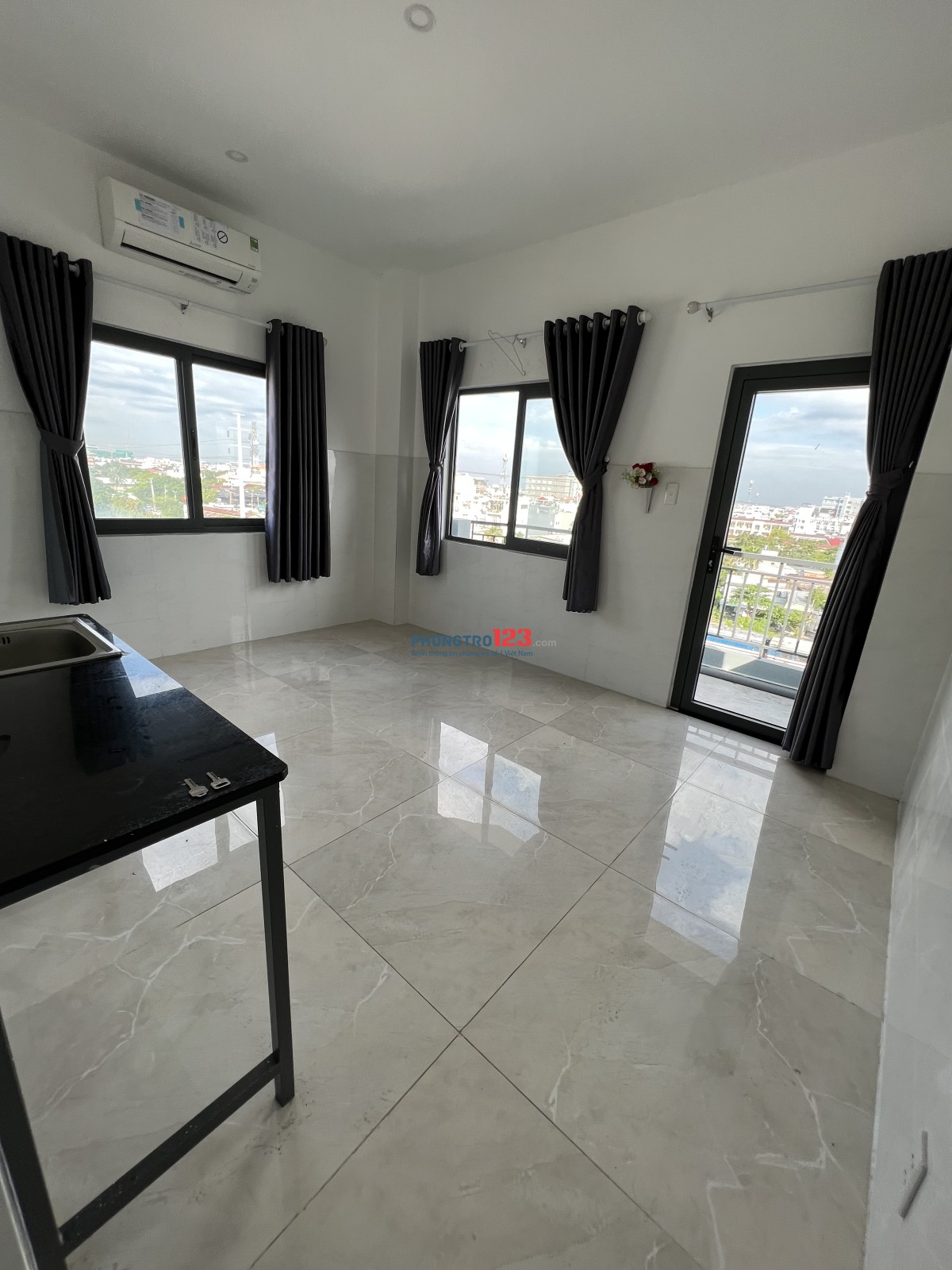 Phòng Ban Công, Máy lạnh . Gần Gigamall