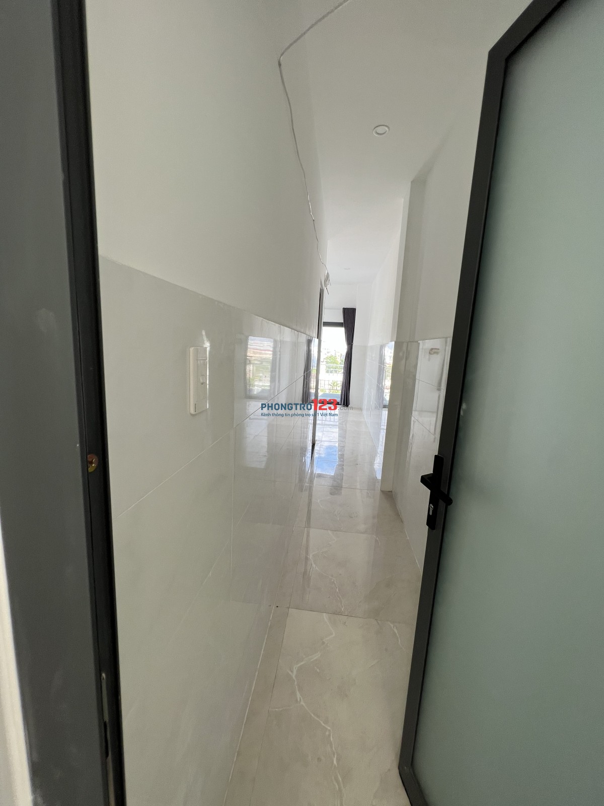 Phòng Ban Công, Máy lạnh . Gần Gigamall