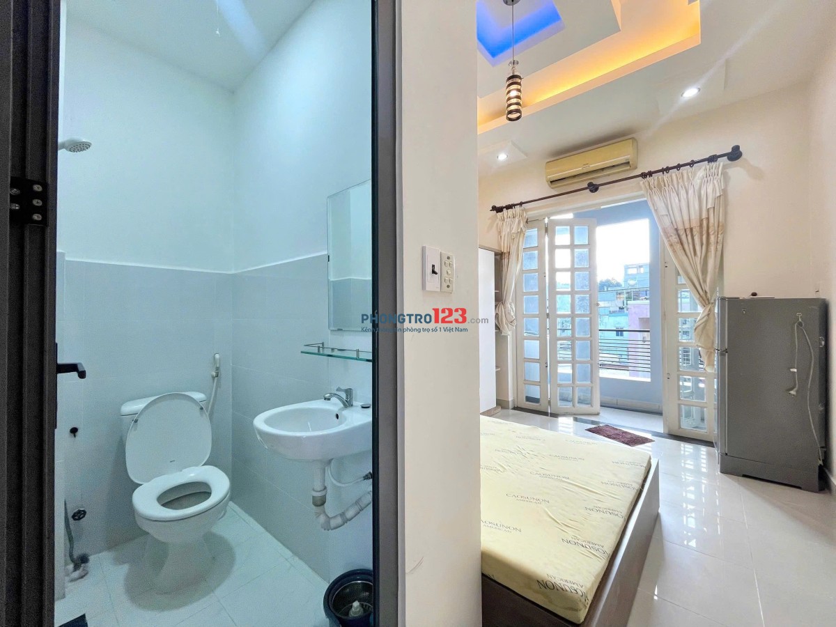 Phòng cho thuê Bình Thạnh ban công, tách bếp, có máy giặt riêng gần chợ Bà Chiểu, giáp Q1 giá 5.5tr