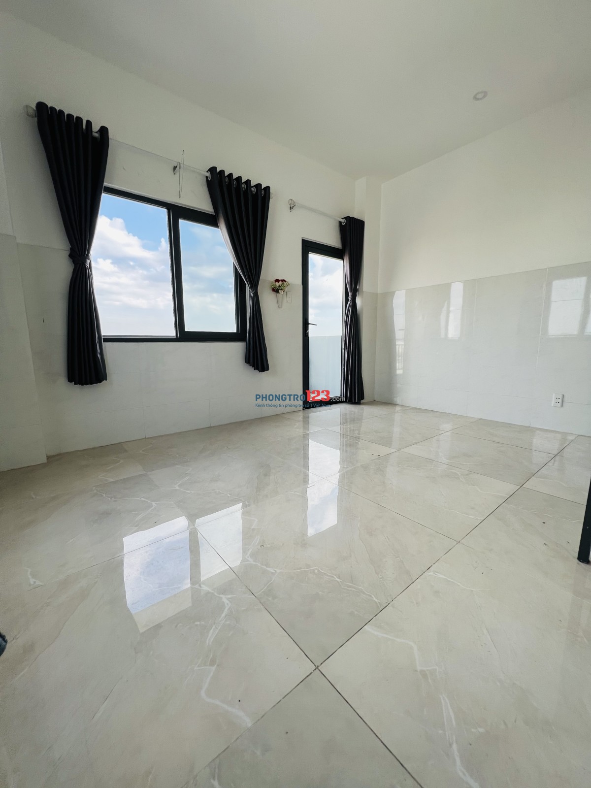 Phòng Ban Công, Máy lạnh . Gần Gigamall