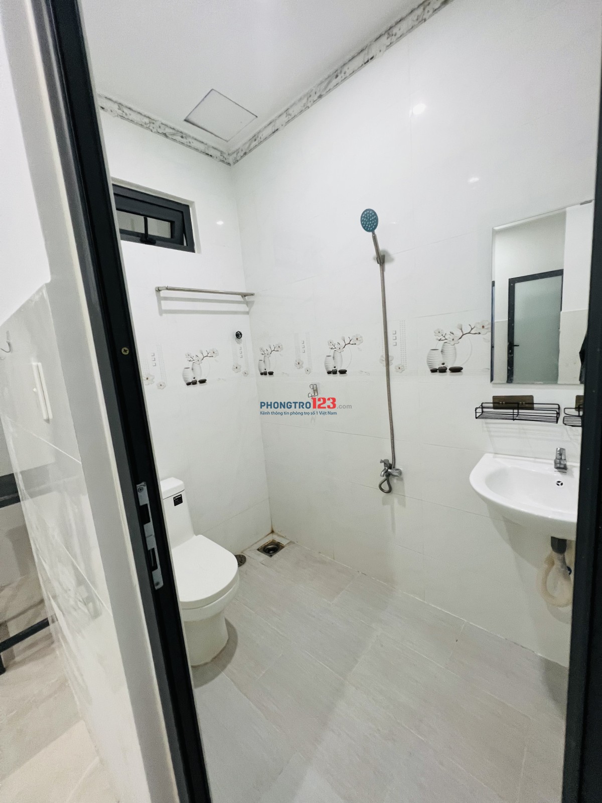 Phòng Ban Công, Máy lạnh . Gần Gigamall