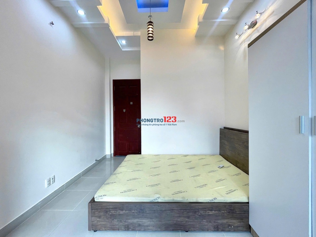 Phòng cho thuê Bình Thạnh ban công, tách bếp, có máy giặt riêng gần chợ Bà Chiểu, giáp Q1 giá 5.5tr