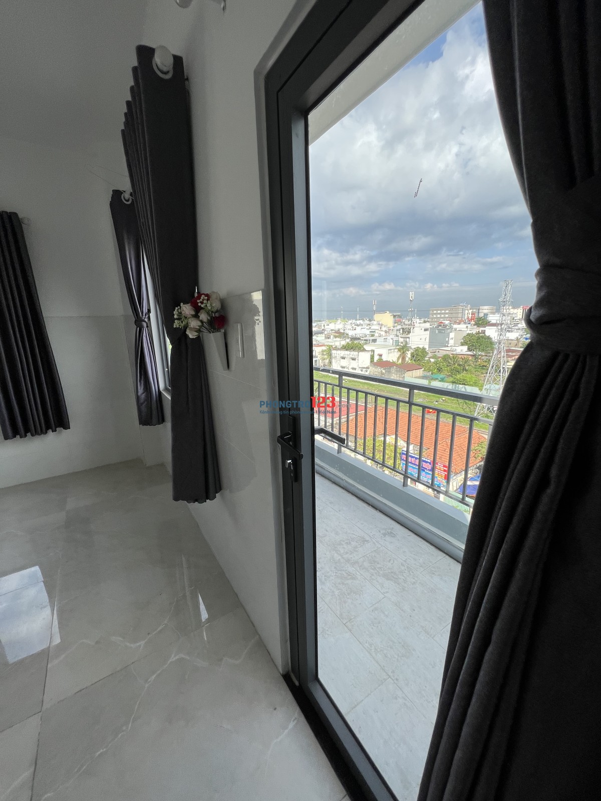 Phòng Ban Công, Máy lạnh . Gần Gigamall